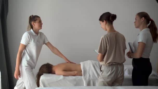 Conceito Treinamento Massagem Bem Estar Uma Professora Mostra Como Executar — Vídeo de Stock