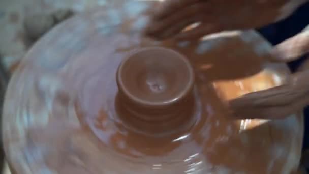 Keramika Školení Detailní Záběr Rukou Mistra Rukou Učně Vyrábějícího Hliněné — Stock video