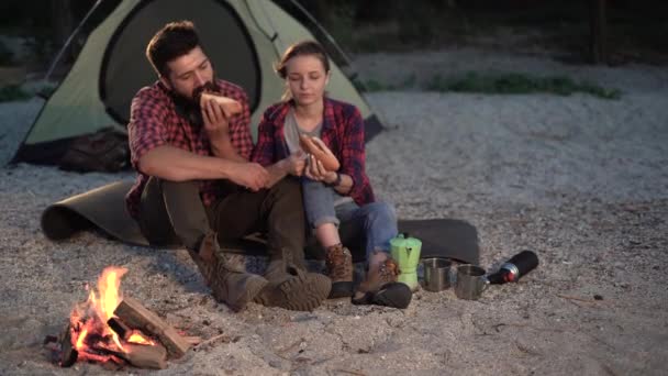 Gölde Yaz Kampı Genç Turist Çadırın Yanındaki Kumun Üzerinde Oturup — Stok video
