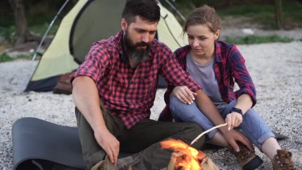 Romantic Couple Resting Fire Evening Lake Young Woman Handsome Man — Stockvideo