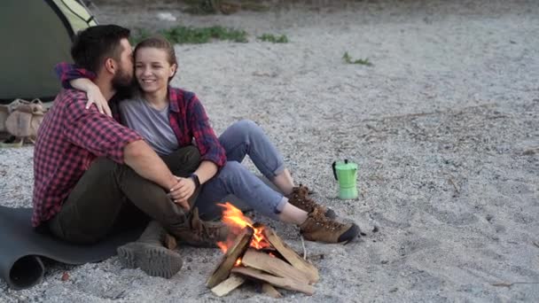 Romantic Couple Resting Fire Evening Lake Wind Blows Gentle Hug — Stockvideo