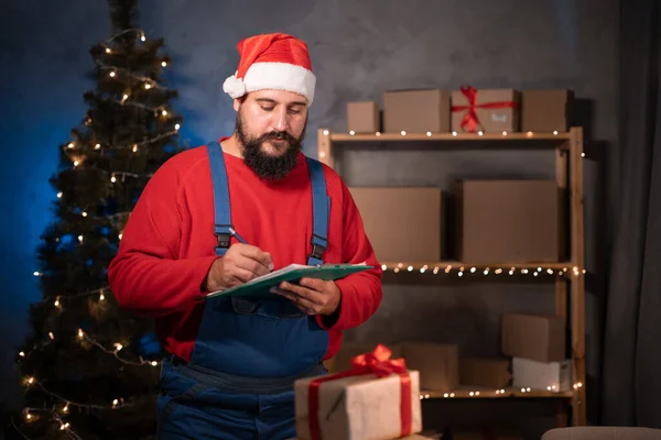 Küçük Orta Büyüklükteki Işletmeler Noel Baba Şapkası Takan Tulumu Giyen — Stok fotoğraf