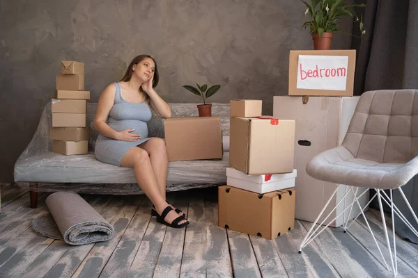 Переезд Новую Квартиру Молодая Беременная Женщина Картонными Коробками Сидя Диване — стоковое фото