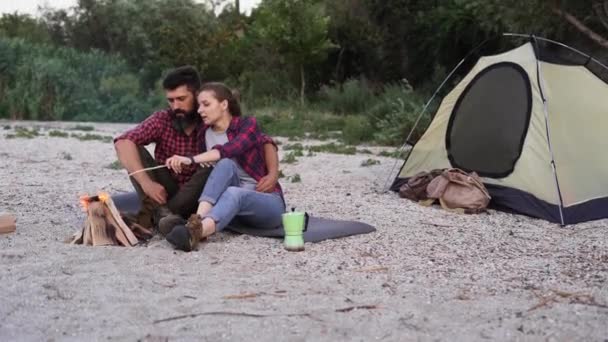 Romantic Couple Resting Fire Evening Shore Lake Wind Blowing Camping — Stockvideo
