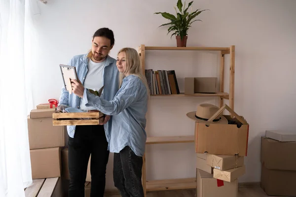 Happy Couple Looking Photo Unpacking Things New Home People Family — Fotografia de Stock