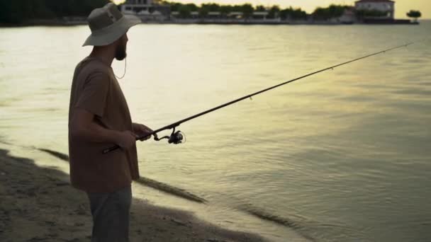 Bearded Man Fisherman Dawn Lake Catches Fish Bait Stands Waits — Αρχείο Βίντεο