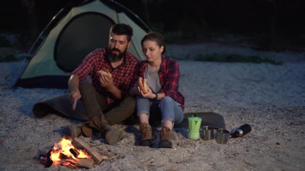 Night Summer Camping Seashore Two Young Tourists Man Woman Sitting — Stockvideo