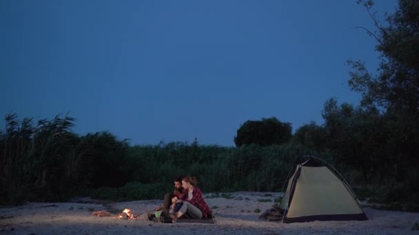 Young Man Woman Travelers Sitting Night Sky Fire Couple Tourists — Stockvideo