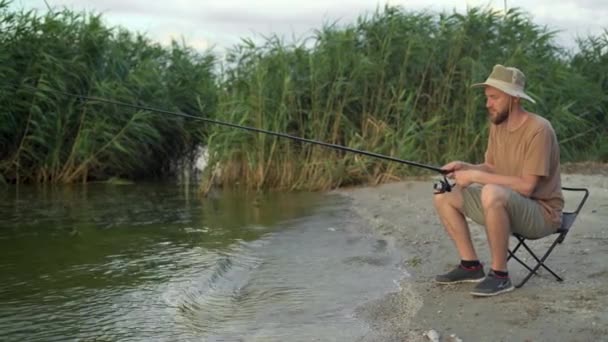 Man Fisherman Dawn Lake Catching Fish Bait Side View Sitting — 图库视频影像