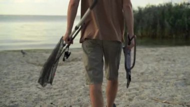 Sazan balıkçılığı ekipmanlı balıkçılar nehre gider. Güzel bir yaz akşamında balık tutma tekniği olan balıkçı, çubuk kapsülü kullanarak, ısırma alarmları