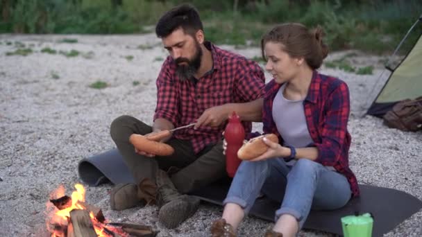 Man Woman Sit Evening While Camping Sand Cook Hot Dogs — Stockvideo