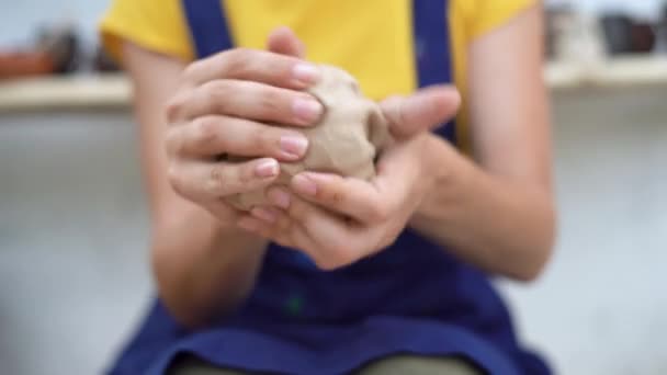 Close Womans Hand Potters Face She Engaged Her Favorite Hobby — Stockvideo