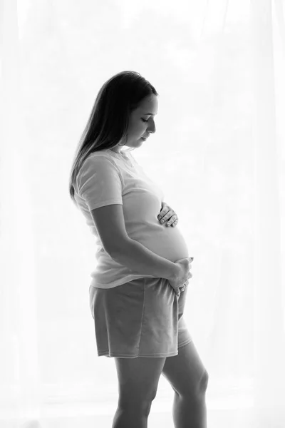 Черно Белое Фото Молодой Беременной Женщины Светлом Фоне Копировальное Пространство — стоковое фото