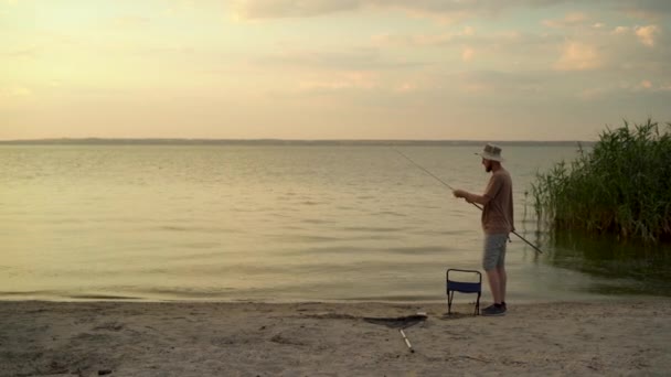Καυκάσιος Γενειοφόρος Άνθρωπος Ψαρεύει Βράδυ Στο Ηλιοβασίλεμα Μια Καλοκαιρινή Μέρα — Αρχείο Βίντεο