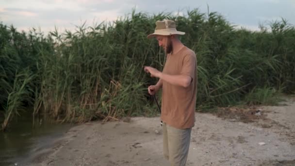 Caucasian Bearded Man Catches Fish Evening Sunset Summer Day River — Vídeos de Stock