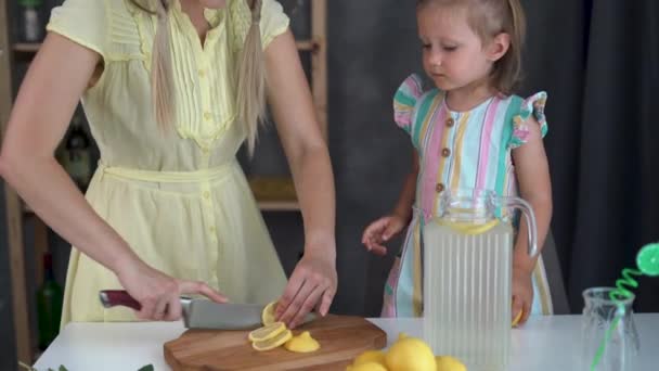 Woman Child Preparing Cocktail Home Table Together Mom Cuts Lemons — Vídeo de Stock