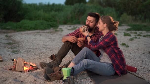 Man Woman Sit Evening While Camping Shore Lake Eating Hot — Vídeo de stock