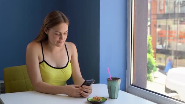 Schöne Kaukasierin Mit Smartphone Café Glücklich Lächelnd Lebensstil Der Menschen — Stockvideo