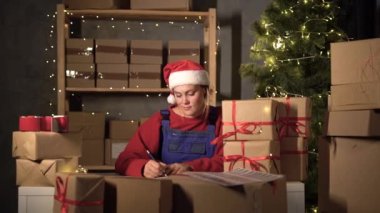 Küçük bir işletmenin portresi. Küçük ve orta büyüklükteki işletme sahipleri, Noel Baba kostümlü kadın girişimciler online siparişler, büyük noel indirimi. Boşluğu kopyala.