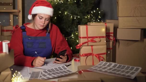 Small Business Worker Selling Goods Santa Costume Table Packed Boxes — Stockvideo