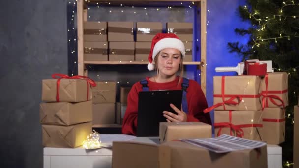 Malý Podnikatel Oblečený Jako Santa Claus Označí Zboží Skladu Počítá — Stock video