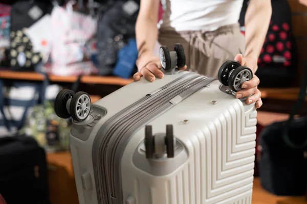 Female Customer Choosing Travel Suitcase Haberdashery Shop Wheels Rollers Suitcase — Stockfoto