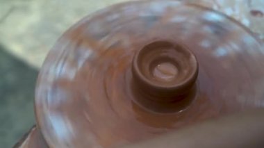 Çömlek eğitimi. Bir ustanın ellerine ve kilden ürünler üreten bir çırağın ellerine yakın çekim. Hobi ve rahatlama konsepti