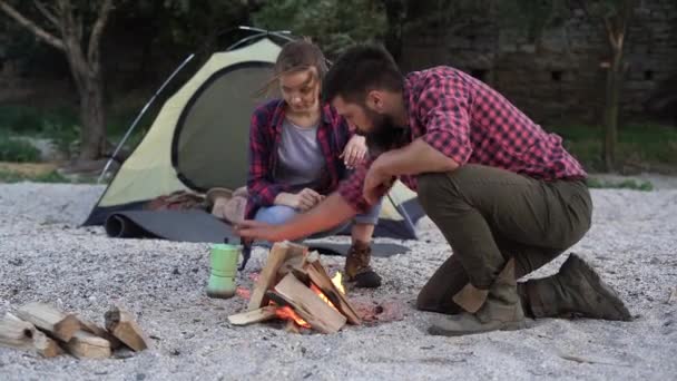 Married Couple Prepares Food Campfire Shore Lake Tent Hiking Camp — Stockvideo