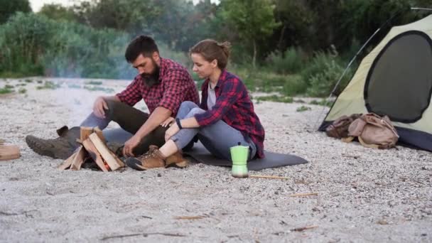 Happy Couple Prepares Food Campfire Shore Lake Tent Hiking Camp — Vídeos de Stock