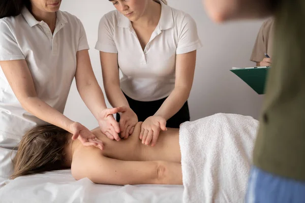 Leraar Helpt Student Training Masseus Worden Gezondheid Wellness Massage Training — Stockfoto