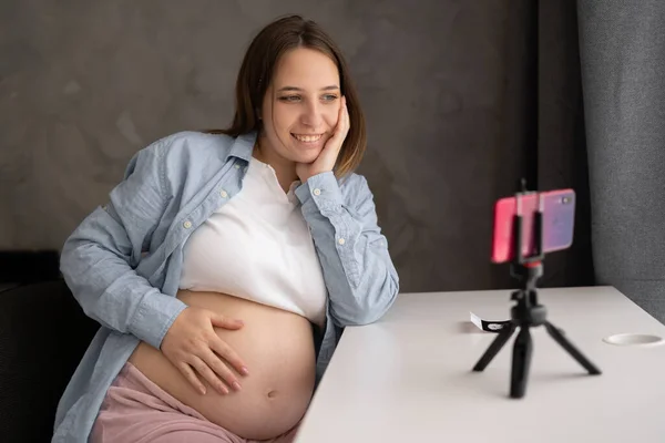Young Pretty Pregnant Girl Home Records Videos Her Smartphone Pregnant — 스톡 사진