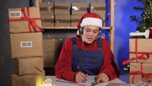 Small Business Owner Caucasian Female Freelancer Santa Works Home Office — Stockvideo