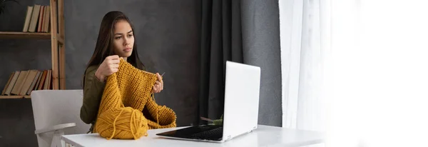Learning Knit Online Young Woman Knits Using Laptop Teaches Lesson — 图库照片