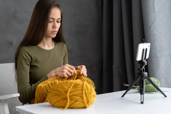 Young Woman Blogger Writes Video Knitting Girl Learns Knit Attending — Stockfoto