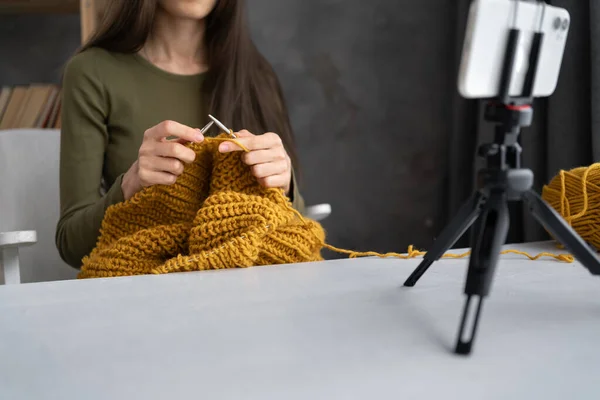 Young Blogger Shooting Videographing Own Needle Crochet Knitting Using Phone — стоковое фото