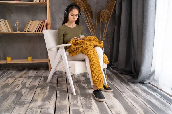 Woman Wearing Headphones Knitting Home Sitting Cozy Armchair Living Room — Stok fotoğraf