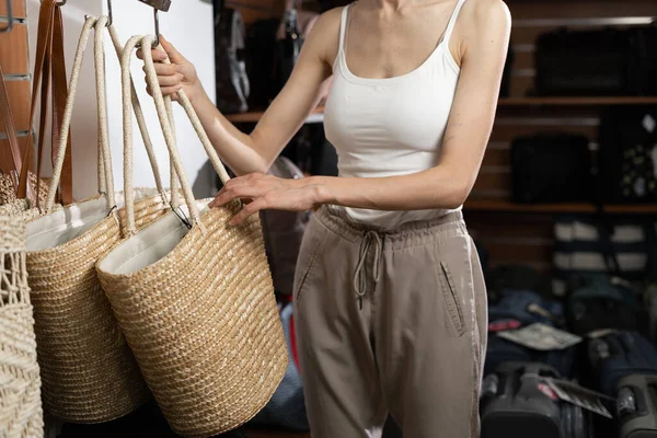 Young Woman Choosing Bag Department Store Shop Chooses Bags Shopping — Stock Photo, Image