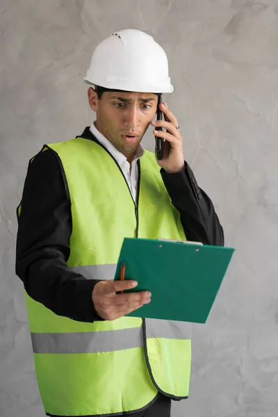 Angry Muslim Engineer Architect Screaming While Talking Phone Builder Holding — Stockfoto