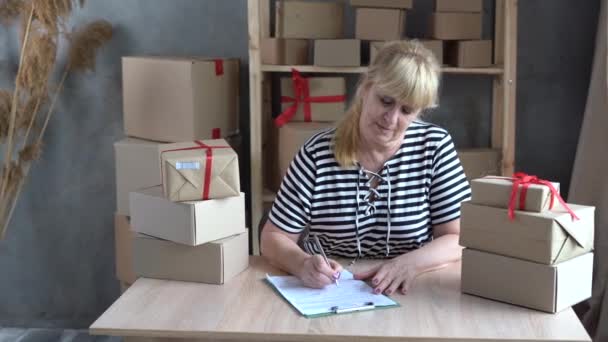 Older Businesswoman Small Business Owner Writing Order Paper Working Carton — ストック動画