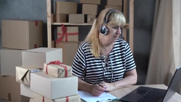 Startup Small Business Entrepreneur Freelance Older Woman Using Laptop Box — Wideo stockowe