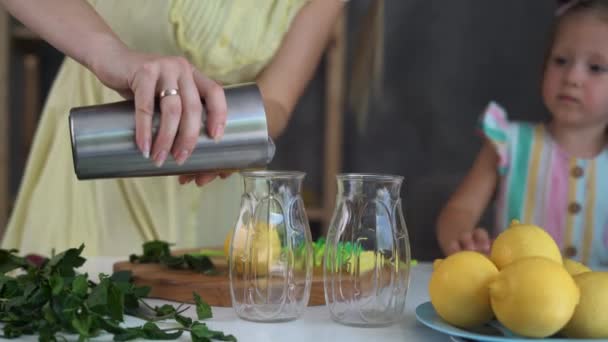 Mom Daughter Make Lemonade Home Woman Puts Ice Ready Lemonade — 图库视频影像