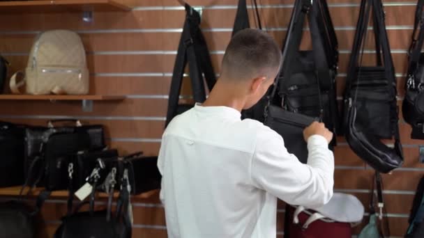Man Store Chooses Leather Bags Backpacks Takes Mens Bag His — Vídeo de Stock