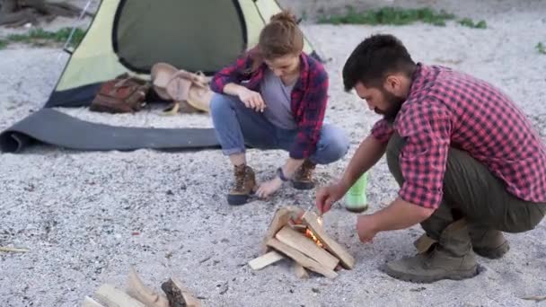 Shore Lake Man Woman Sit Together Armful Firewood Light Fire — Stockvideo