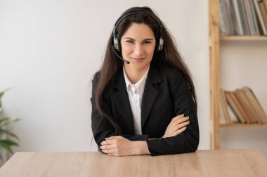 Telsiz kulaklıklı mutlu çağrı merkezi operatörü müşteri hizmetlerinde mikrofonlu kadın danışman müşteri, kameraya bakıyor, kapatıyoruz.