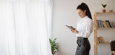 Tablet bilgisayar kullanarak, iş ve pazarlama projeleri üzerinde çalışarak başarılı bir iş kadını. Pankart. Metin için boşluk