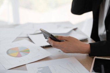 Ofis ve iş hayatında matematik finansmanı, vergi, muhasebe, istatistik ve araştırma analitik kavramı için hesap makinesi kullanan iş kadınını kapat