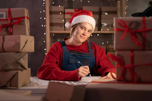 Noel Baba Şapkalı Küçük Işletme Sahibi Geceleri Ofisinden Sipariş Alıyor — Stok fotoğraf
