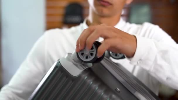 Close Male Hands Turning Wheels Suitcase Concept Choosing Suitcases Tourist — Vídeos de Stock