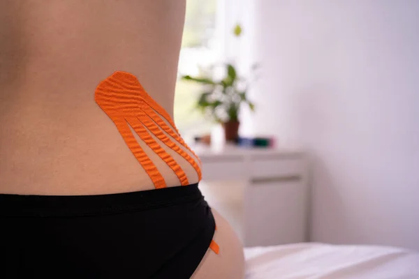 減量の概念 体重減少のために女性の腹部のKinesioテープ キネソロジーテープで抗セルライト手順 健康と代替医療 — ストック写真