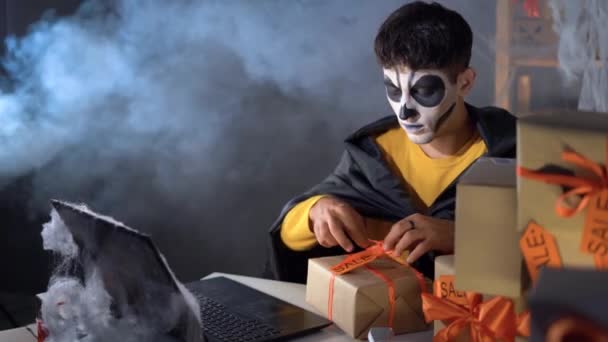 Άραβας Ιδιοκτήτης Επιχείρησης Στο Halloween Μακιγιάζ Κάθεται Στο Σπίτι Διακοσμημένο — Αρχείο Βίντεο